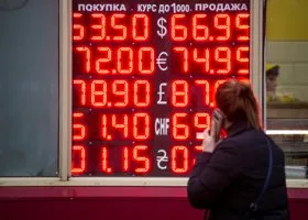 Экономист оценил риски для рубля упасть до 100 за доллар
