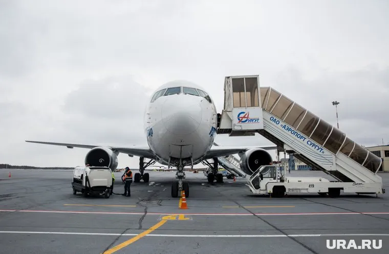 Самолет Utair из Сургута вылетел на пять часов позже запланированного времени