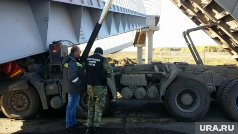 Грузовик снес переход, задев его кузовом