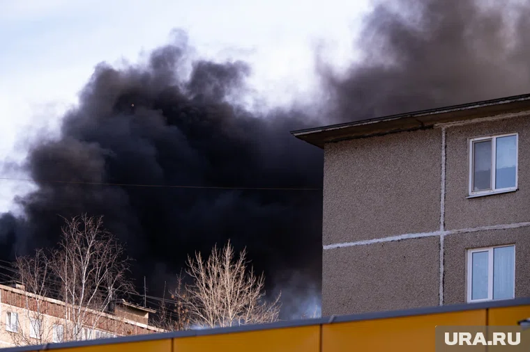 Спасатели уже работают над устранением пожара (архивное фото)