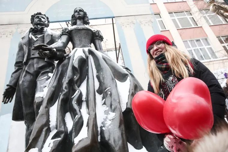 Несанкционированная акция «Цепь солидарности» вдоль улицы Старый Арбат. Москва