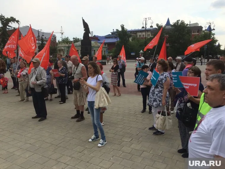 На митинг пришли всего около ста человек