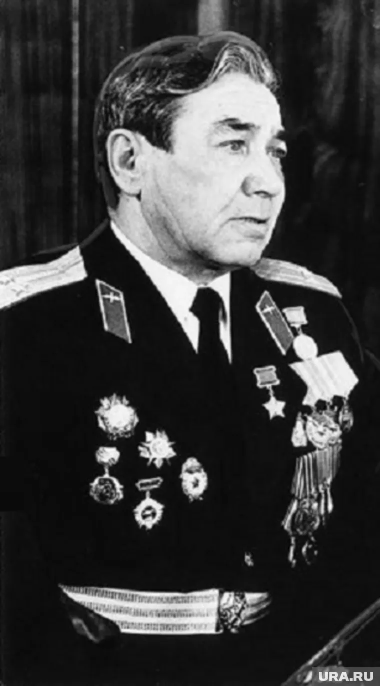 За 24 года власти ни разу не помогли в ремонте памятника и уходе за могилой героя