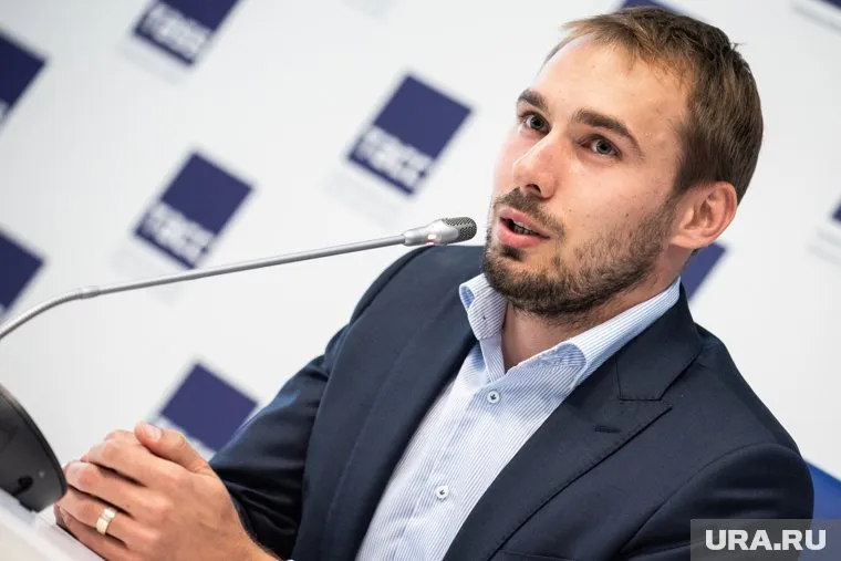 Антон Шипулин сделал несколько селфи со школьниками из толпы