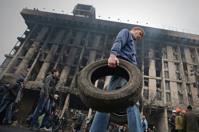 Майдан. Украина. Киев. 20.02.2014, майдан, беспорядки, украина, покрышка, сгоревшее здание, дом профсоюзов