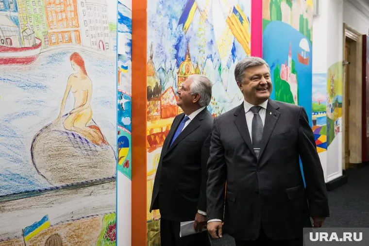 Пользователи иронизируют на тему того, что у ног Порошенко могла быть не вода