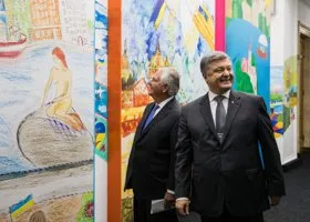 Соцсети высмеяли Порошенко с пятилитровой бутылью воды