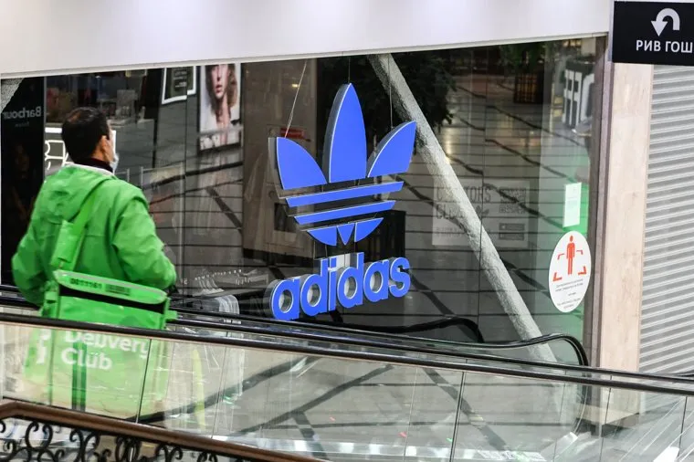 Закрытые магазины Адидас в ТРЦ Гринвич. Екатеринбург 