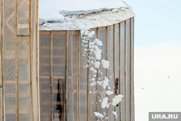 Мужчина госпитализирован после падения на голову глыбы льда