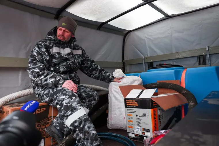 Вручение сотрудникам Уральской авиабазы ключей от автомобилей, приобретенных для организации тушения пожаров в лесах региона. Сысерть