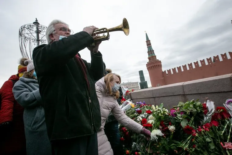 Мемориал на месте убийства Бориса Немцова на Большом Москворецком мосту. Москва