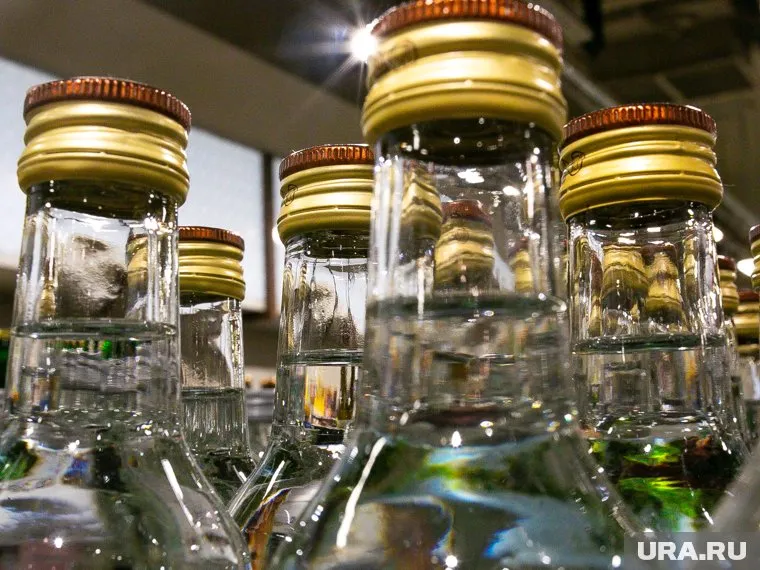 Причиной стало падение доходов среднего класса — основного потребителя крепкого алкоголя