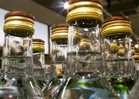 «Ведомости» узнали причину падения продаж водки и коньяка в России