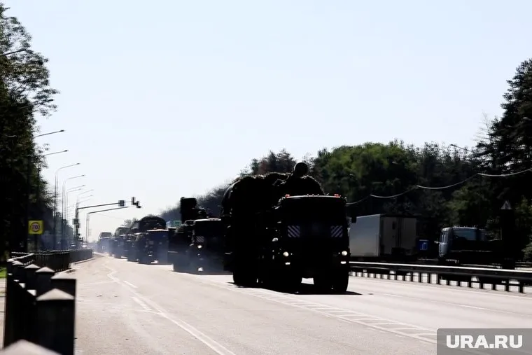 В Курскую область направлена колонна бронированной техники ВС РФ