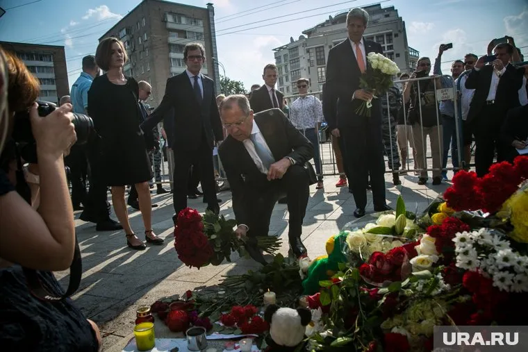 В траурных мероприятиях приняли участие Сергей Лавров и Джон Керри