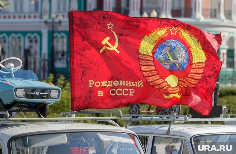 Мэрия Сургута запретила участие жителю автопробега «Бессмертный автополк» из-за флага «Рожденный в СССР»