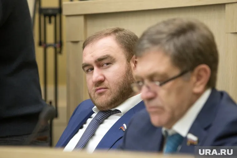 Рауф Арашуков (слева) обвиняется в убийстве