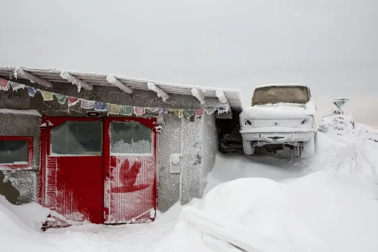 Буддистский монастырь Шедруб Линг. Качканар, гараж, замерзший автомобиль