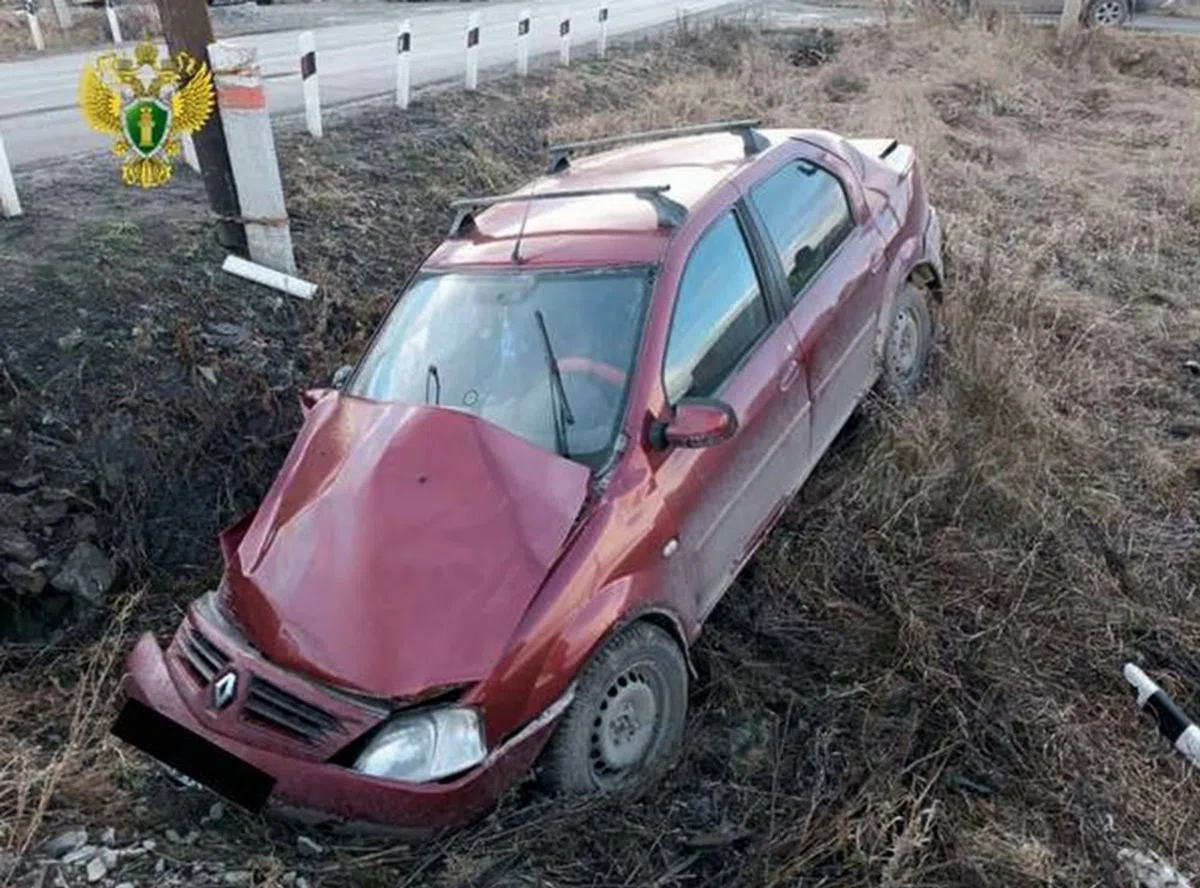 Renault Logan снесен тепловозом в кювет