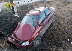 В Челябинской области тепловоз протаранил Renault Logan на путях