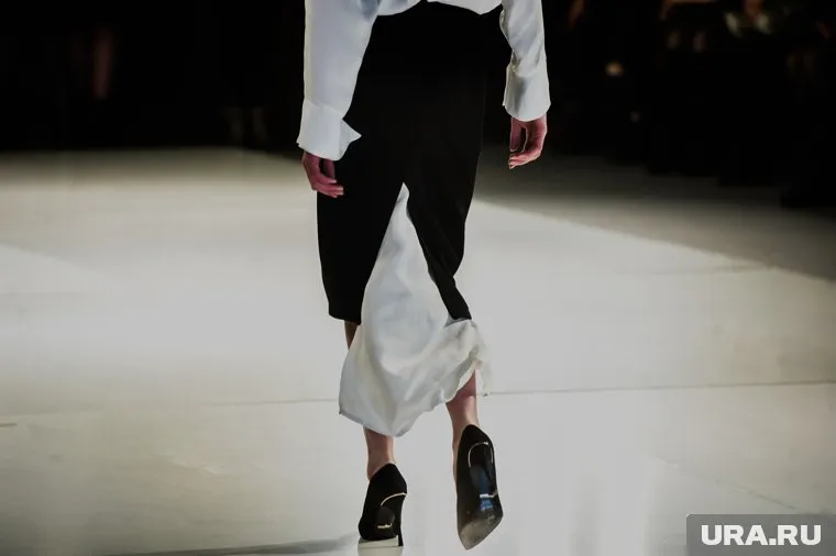 Влюбленным предлагают посмотреть модный показ