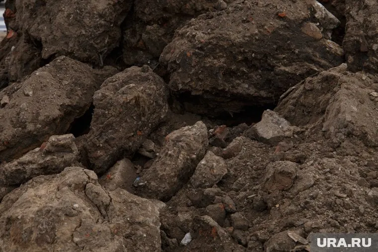 Земля начала обваливаться после сильного дождя