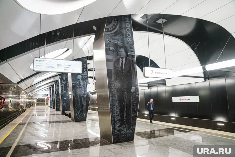 В метро человек, который ранее упал на ж/д пути, погиб