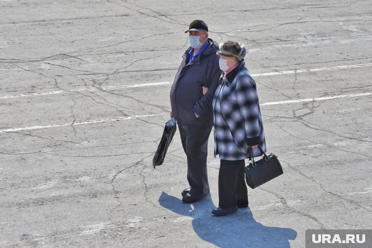 Работающим пенсионерам предложили доплачивать МРОТ за выход на работу