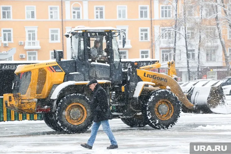 За прошедшую ночь с 22 на 23 ноября на улицах города работало 208 единиц спецтехники и 96 дорожных рабочих