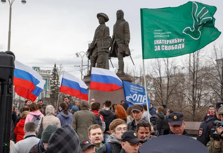 Митинг-акция #Надоел от «Открытой России». Екатеринбург, площадь труда, митинг, флаг россии, триколор, памятник, татищев и де генин
