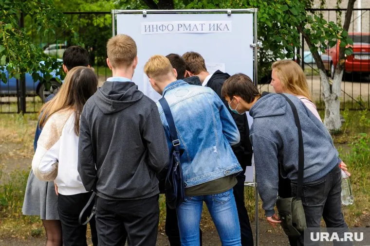 Выпускники, окончившие школу год и более назад, сдают ЕГЭ на сотни баллов