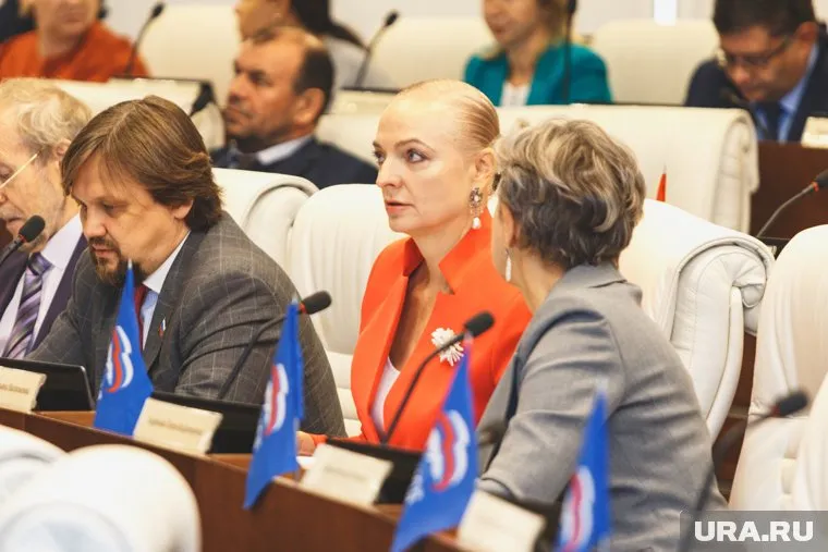 Депутаты Георгий Ткаченко (слева) и Татьяна Миролюбова (в центре) стали вторыми на праймериз «Единой России»