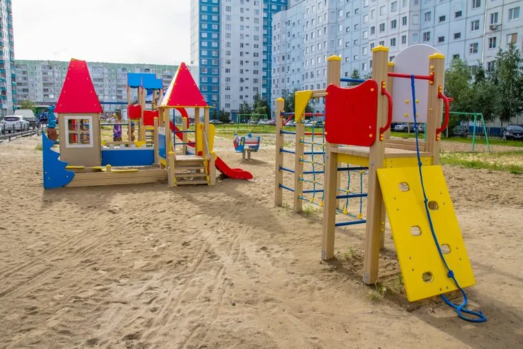 Алла Бадина о стоянках и детсадах. Нижневартовск., горки, детская площадка, песочница