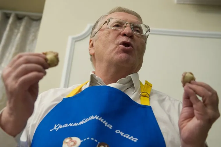 Кандидат в президенты России Владимир Жириновский в Екатеринбурге, пельмени, лепка пельменей, жириновский владимир, фартук, хранительница очага