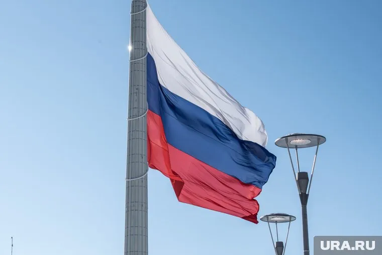 Самое большое полотнище флага на Ямале развернут в Новом Уреное
