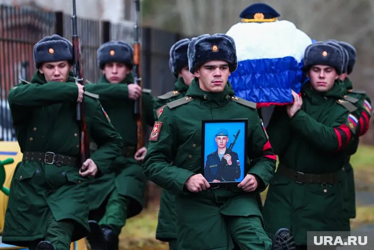 Максима Иванникова похоронили с военными почестями на Нижнеисетском кладбище