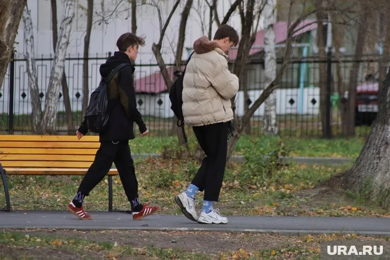 Подросток был одет в черные толстовку и джинсы