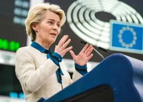 Главе Еврокомиссии Урсуле фон дер Ляйен грозит отставка из-за вакцины против COVID: детали скандала