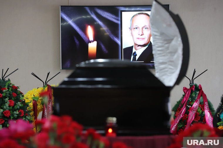 «Настоящий уралец»: в Кировграде простились со старейшим депутатом заксобрания. Фоторепортаж