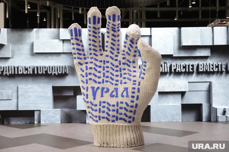 Перчатку связали вручную