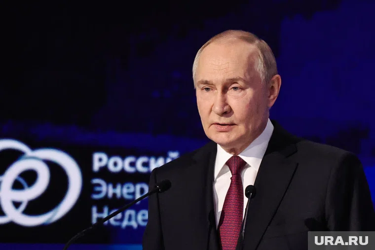 Путин назвал семью фундаментальной основой российского общества