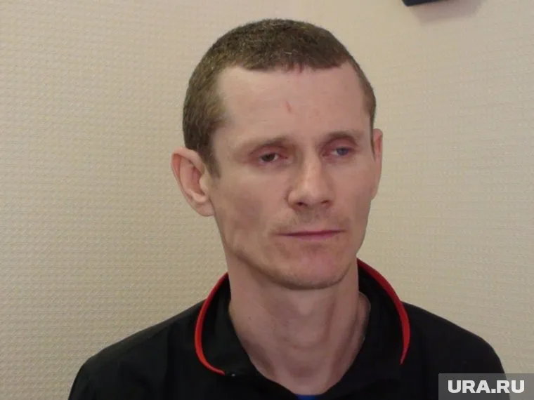 Мужчина забрал коробку с деньгами с заднего сиденья машины инкассатора