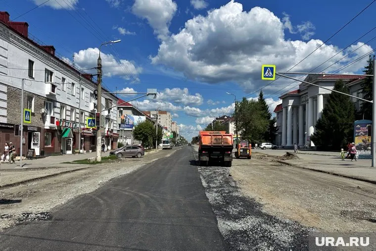 Дорожники укладывают нижний слой асфальта