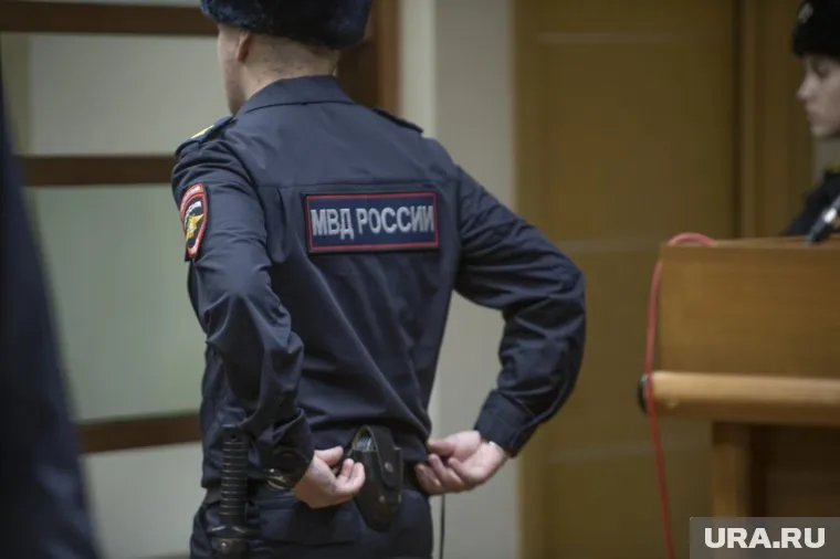 Силовика доставили в суд после смерти задержанного
