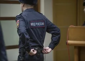 Одного из полицейских, при которых умер задержанный, доставили в свердловский суд