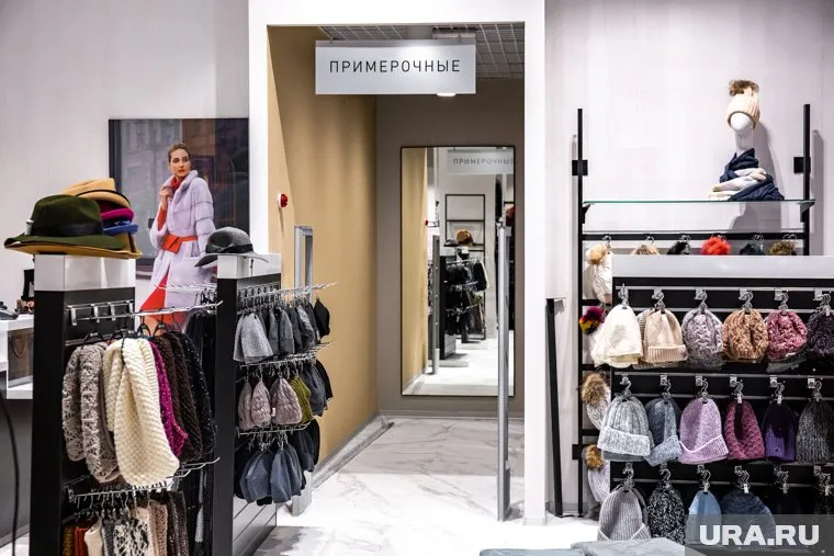 В примерочной ТЦ Сургута мужчина оголялся перед девочками