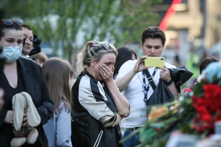 Стихийный мемориал у гимназии №175 в Казани. Казань