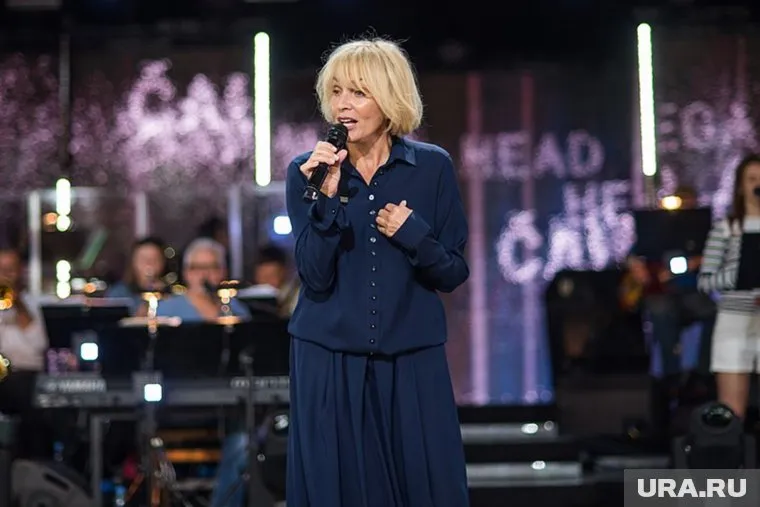 Критики считают, что латвийская певица должна общаться с публикой по-латышски