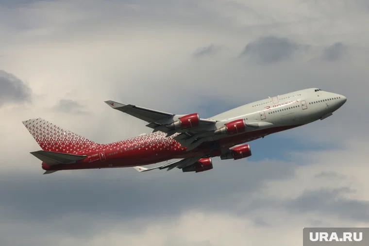 Шереметьево на данный момент временно не принимает и не отправляет самолеты 