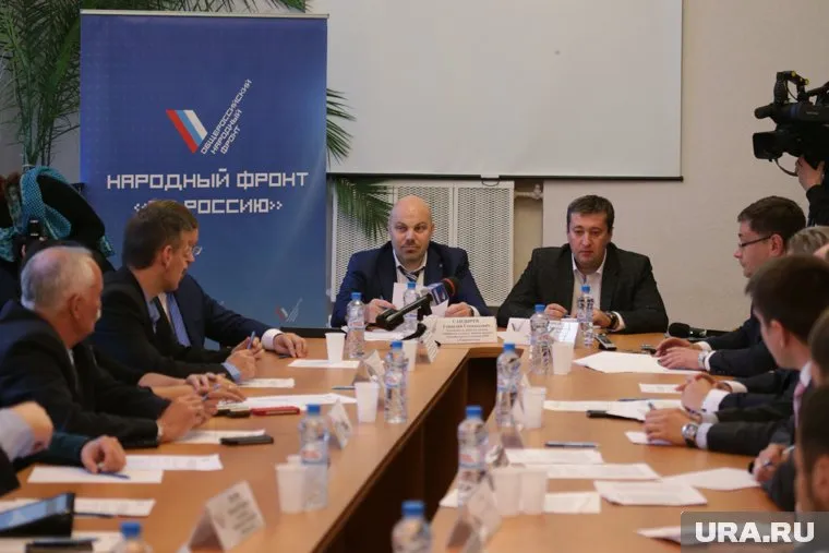 Источник: руководитель группы «Налоги и право» Геннадий Сандырев (в центре) не прошел согласование в Москве на участие в выборах в Госдуму